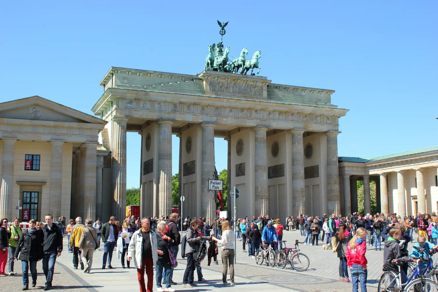 Headset für Führungen Headset für Führungen mieten Headset für Führungen kaufen Funkführungsanlage Funkführungsanlagen Kabelloses Tour Guide System Besucherführungsanlage Besucherführungsanlagen Personenführungsanlagen